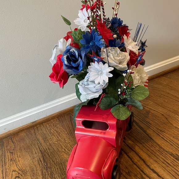 Metal Truck Décor RED can display all year around - Picture 4 of 5